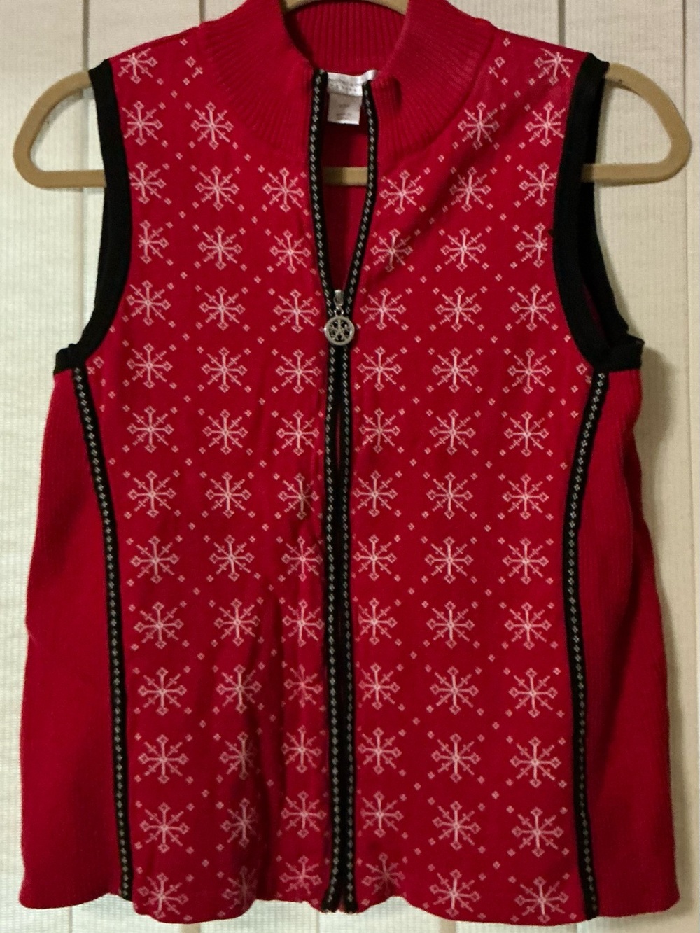 Christopher & Banks Women’s Red Snowflake Zip-Front Sweater Vest Black Trim PM